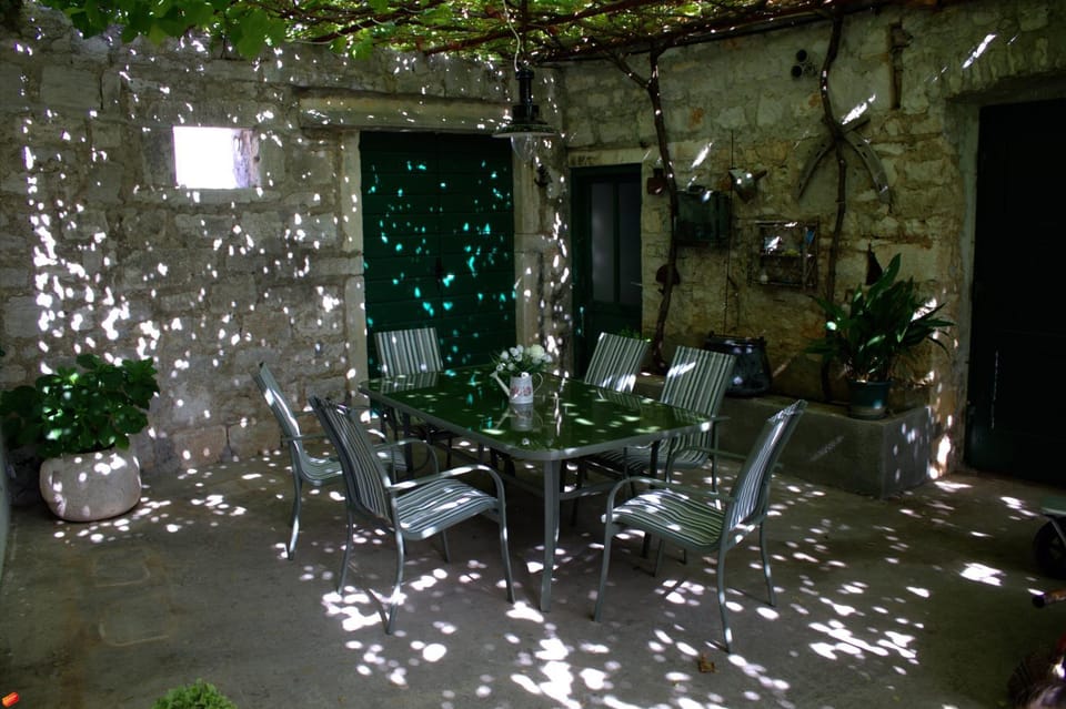 Patio, Day, Seating area, Dining area