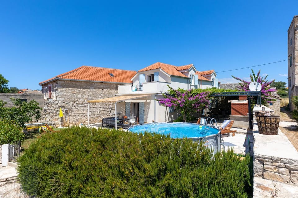 Property building, Day, Garden, Garden view, Pool view, Swimming pool, sunbed