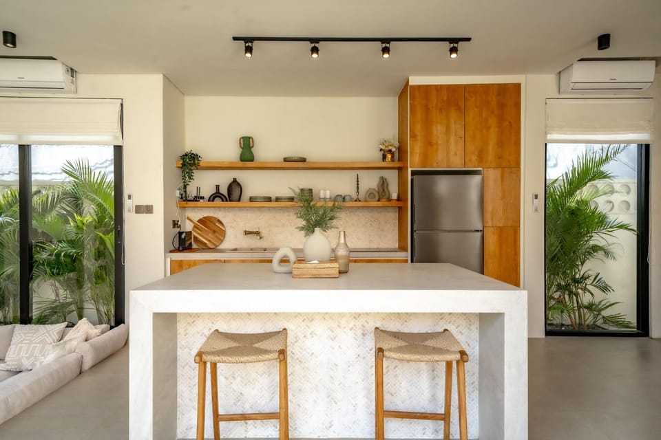 Kitchen or kitchenette, Dining area