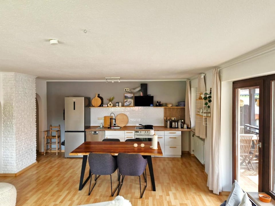 Kitchen or kitchenette, Dining area