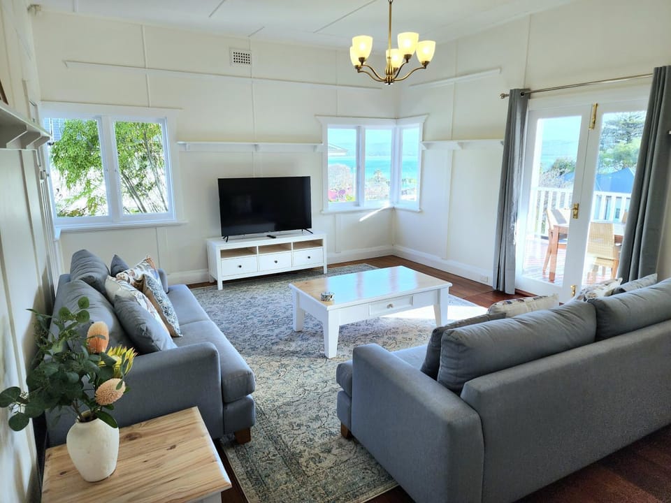 Bay Vista Cottage by the BnB Collection House in Albany