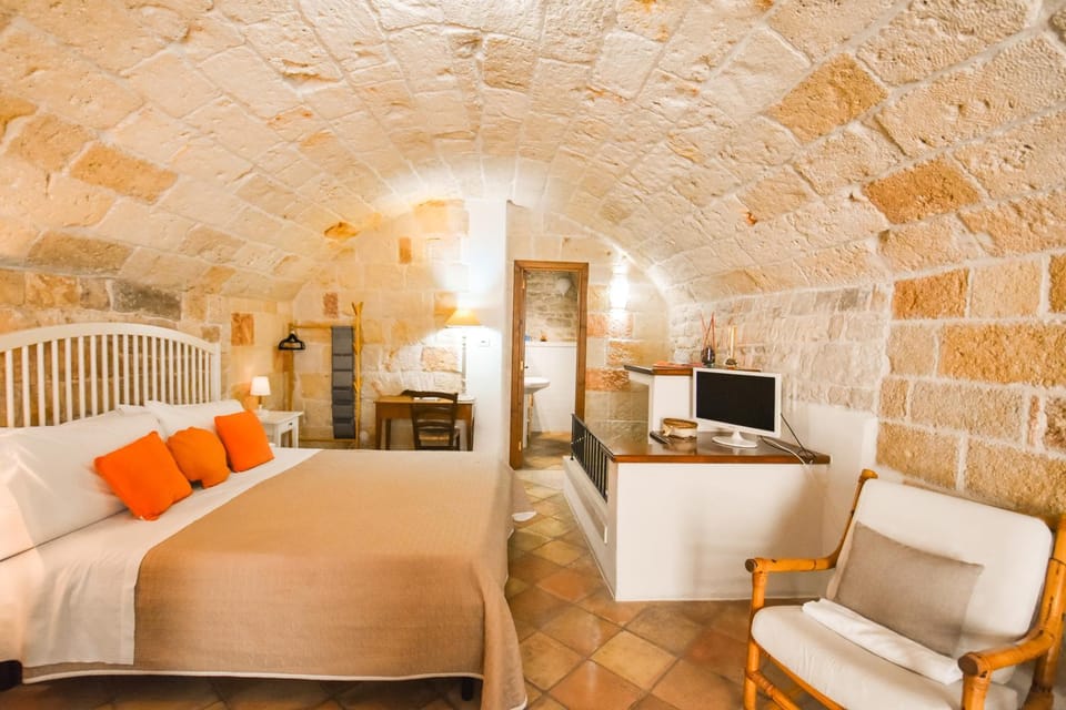 Bed, Photo of the whole room, Seating area