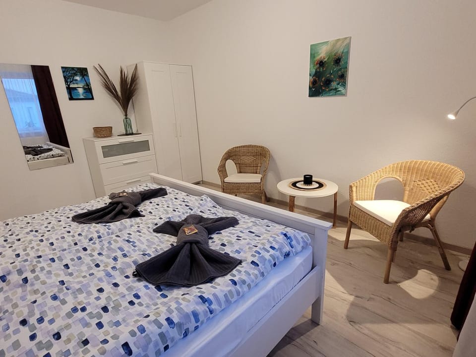 Bed, Photo of the whole room, Seating area, Bedroom, towels