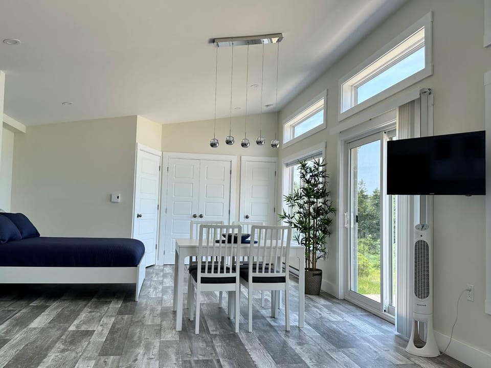 Bed, TV and multimedia, Living room, Dining area