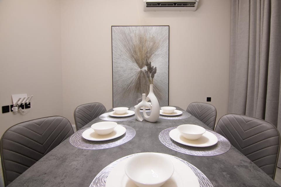 شقه فندقيه 2فاخره بمدخل خاص وجلسه خارجيه وثلاث غرف نوم Apartment in Riyadh
