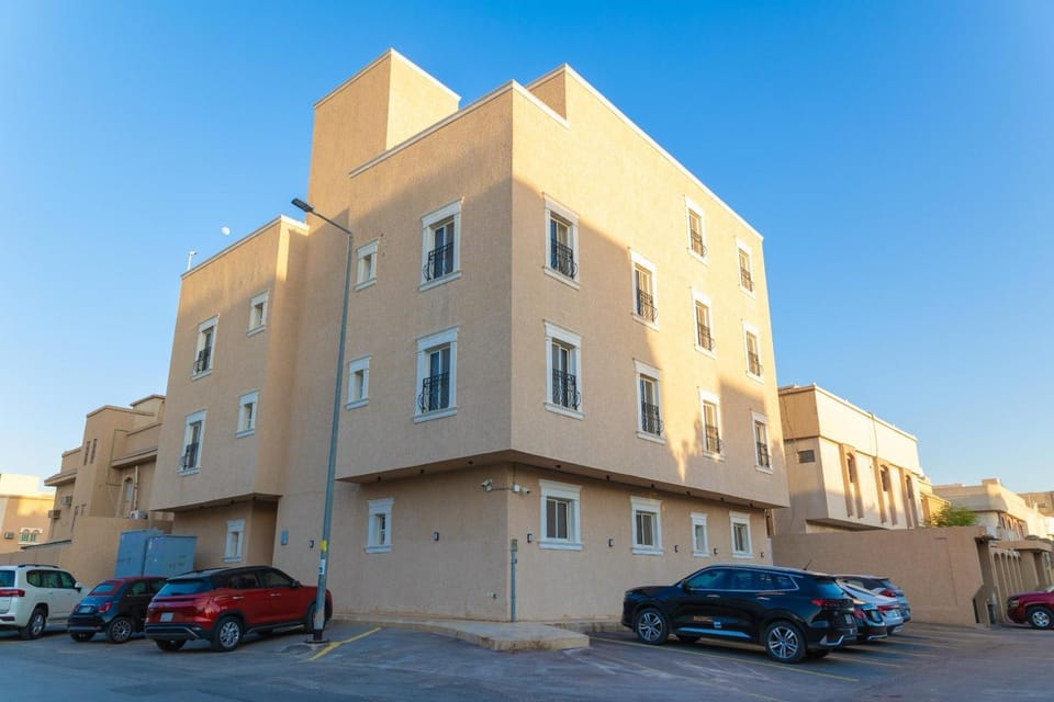 شقه فندقيه 2فاخره بمدخل خاص وجلسه خارجيه وثلاث غرف نوم Apartment in Riyadh
