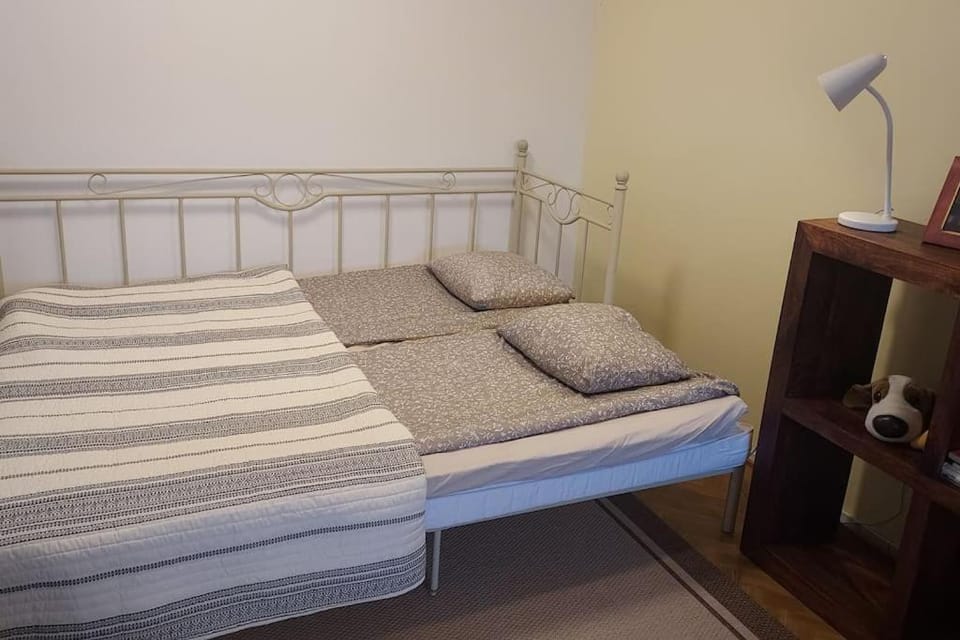 Bed, Living room
