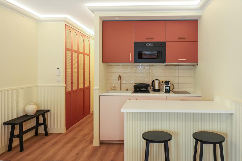 Coffee/tea facilities, Kitchen or kitchenette, Dining area, stove