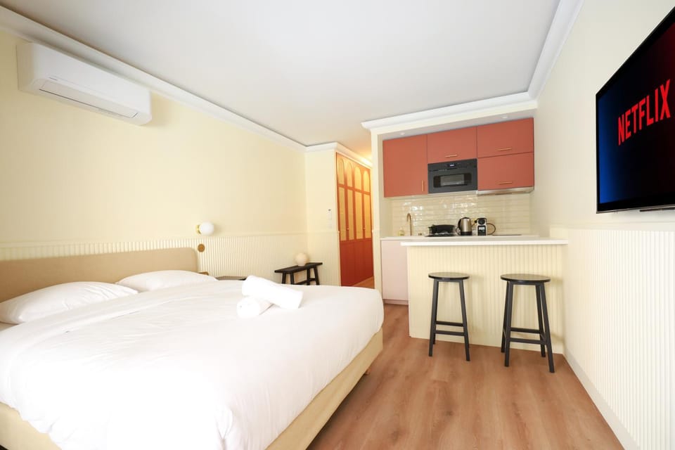 Bed, TV and multimedia, Kitchen or kitchenette, oven, air conditioner