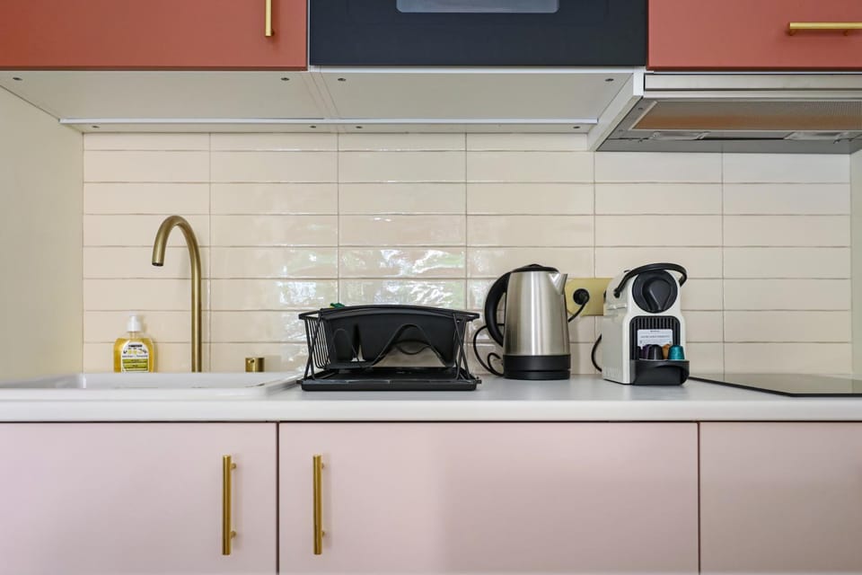 Coffee/tea facilities, Kitchen or kitchenette, stove, toaster