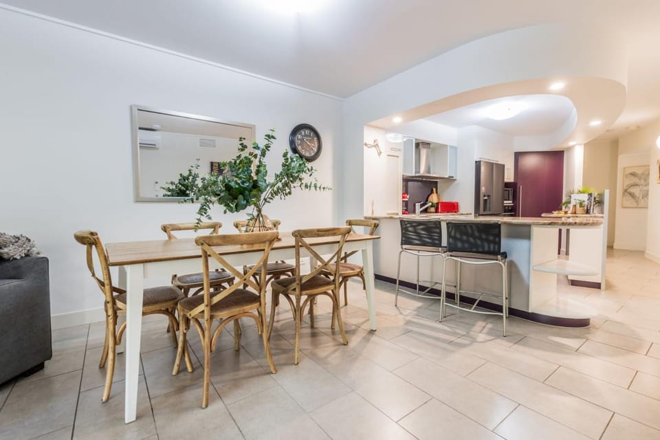 Kitchen or kitchenette, Seating area, Dining area