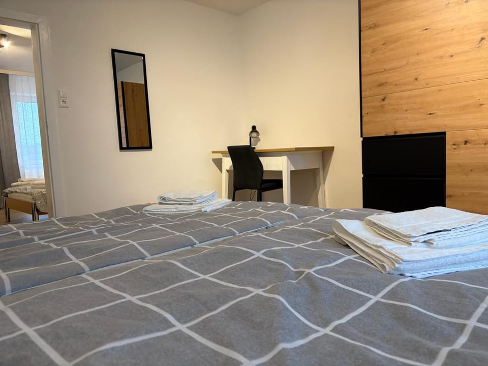 Bed, Photo of the whole room, Bedroom, towels