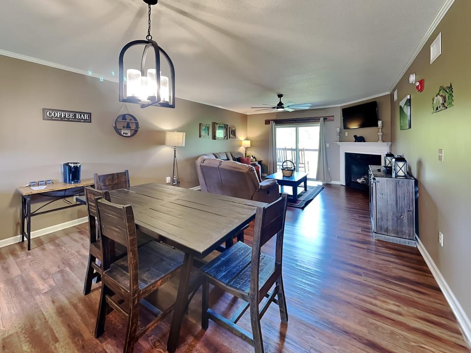 TV and multimedia, Living room, Dining area, fireplace, furniture