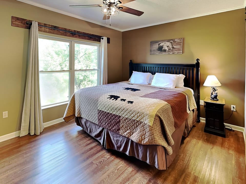 Bed, Seating area, Bedroom