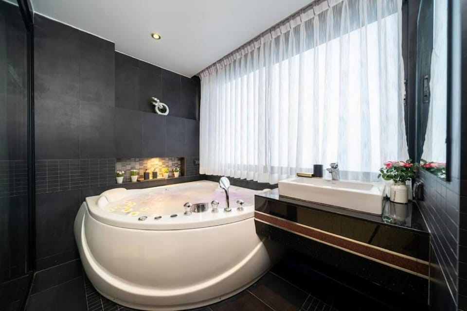 Absolute Bangla Suites - Jacuzzi Studio Condo Apartment in Patong