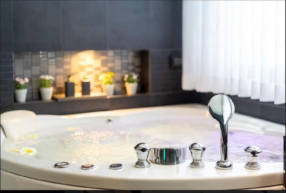 Absolute Bangla Suites - Jacuzzi Studio Condo Apartment in Patong