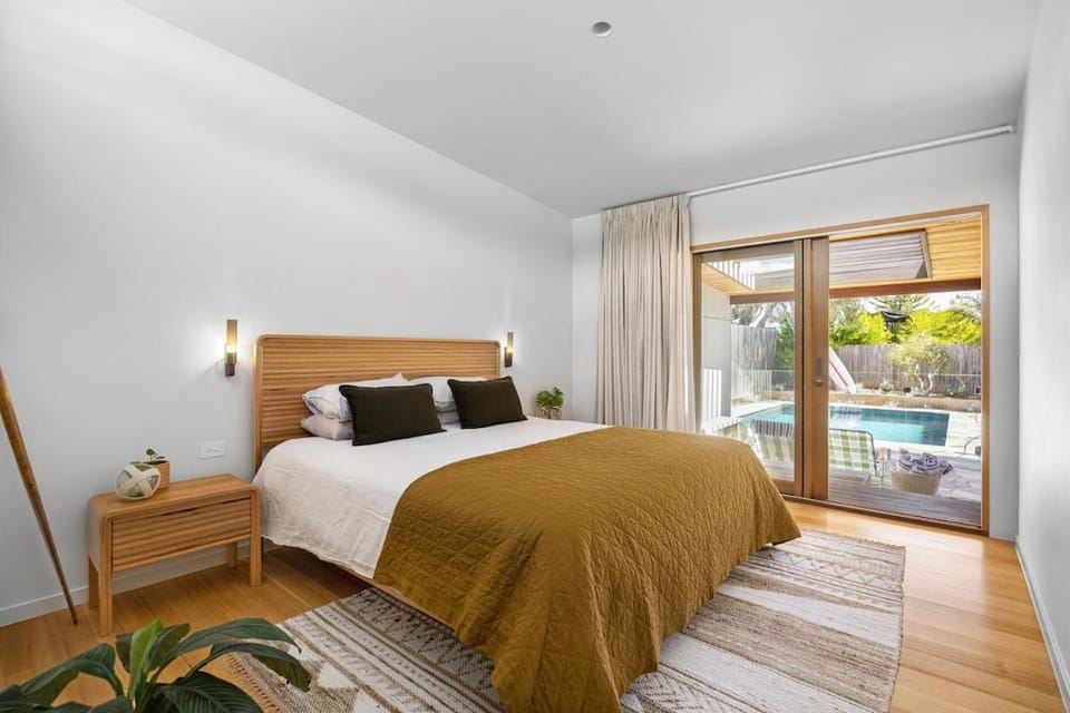 Ivy Tyrone -Gas heated Pool Stunning renovation House in Melbourne