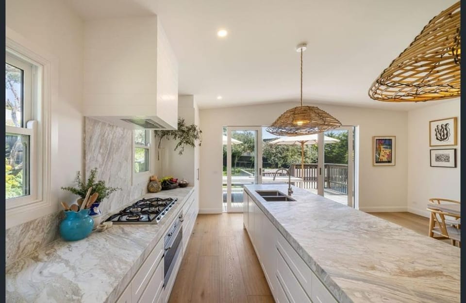 Westhaven Walk to Beach Shop Pool Spa Open Fire House in Portsea