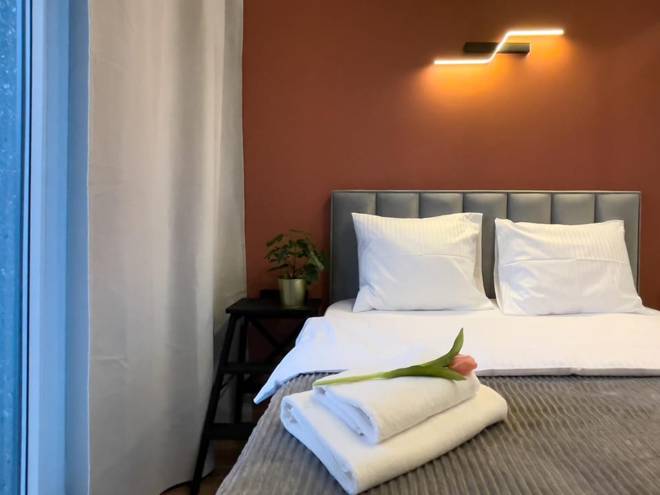 Bed, Bedroom, towels