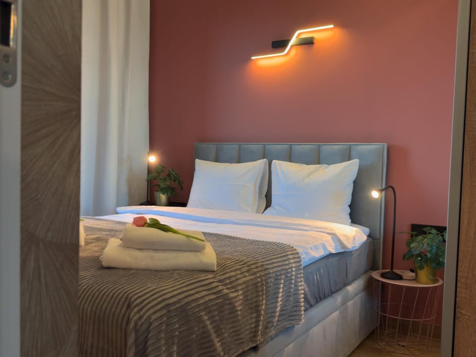 Bed, Bedroom, towels