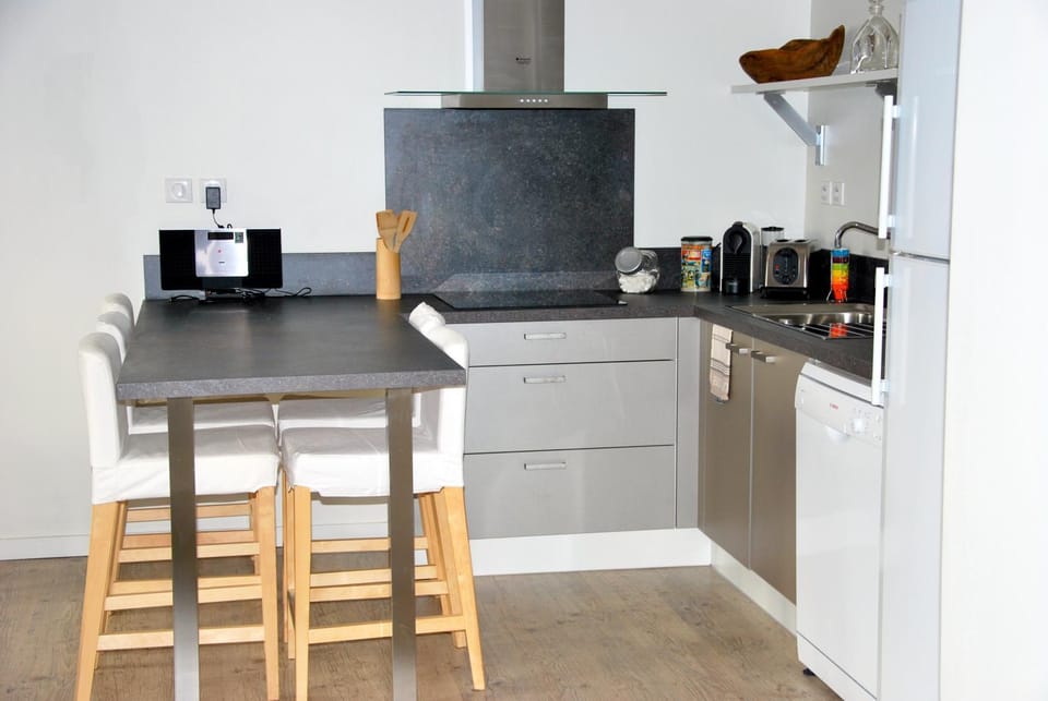 Kitchen or kitchenette, Dining area