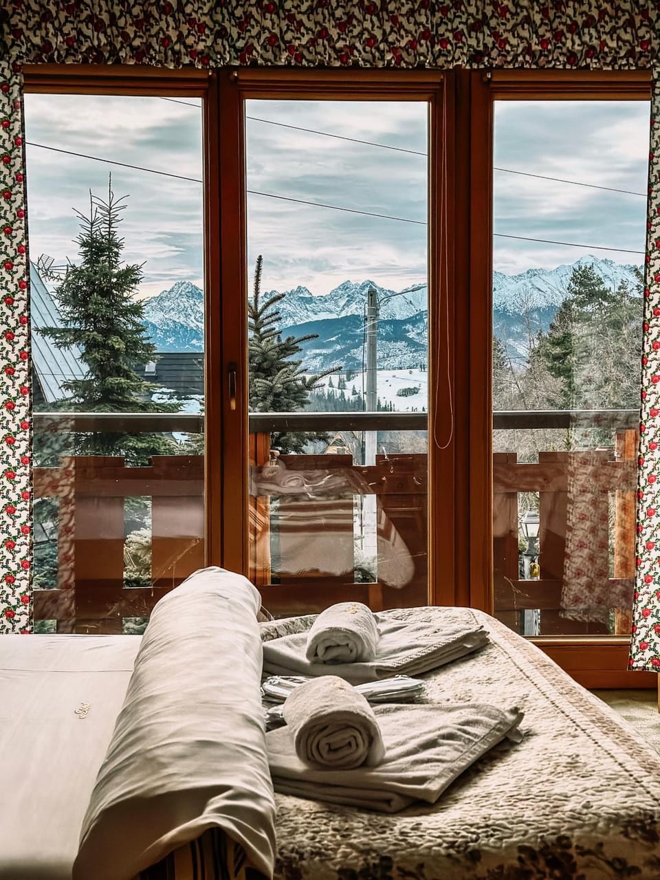 Bed, Natural landscape, View (from property/room), Balcony/Terrace, Photo of the whole room, Bedroom, Mountain view, towels