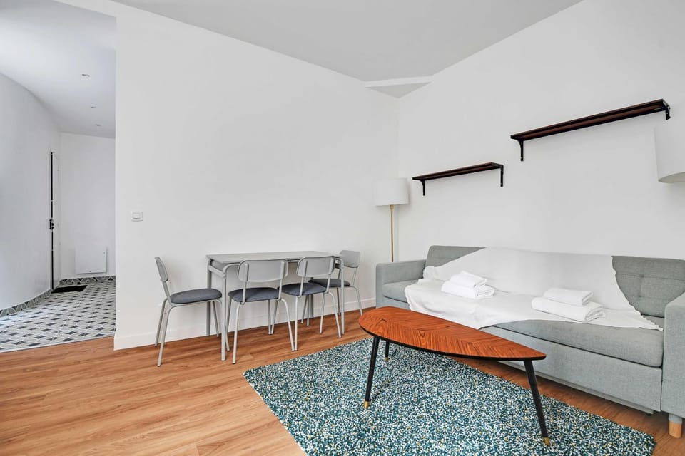 Bed, Living room, Dining area, heating