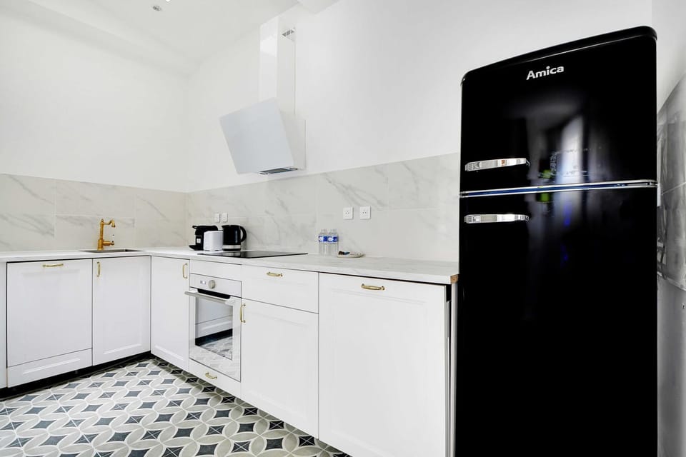 Coffee/tea facilities, Kitchen or kitchenette, oven, stove, toaster