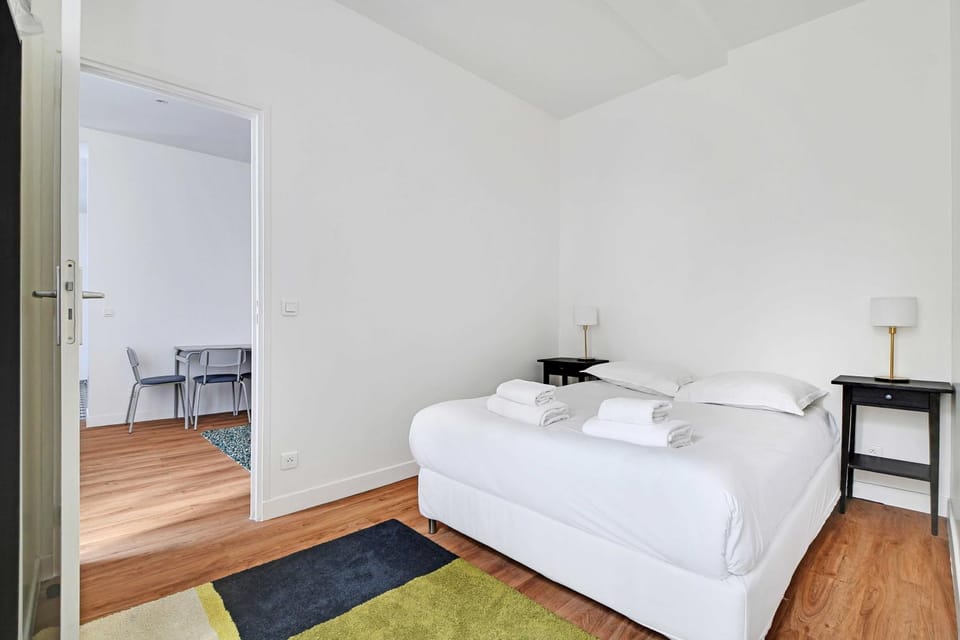 Bed, Dining area, Bedroom, towels