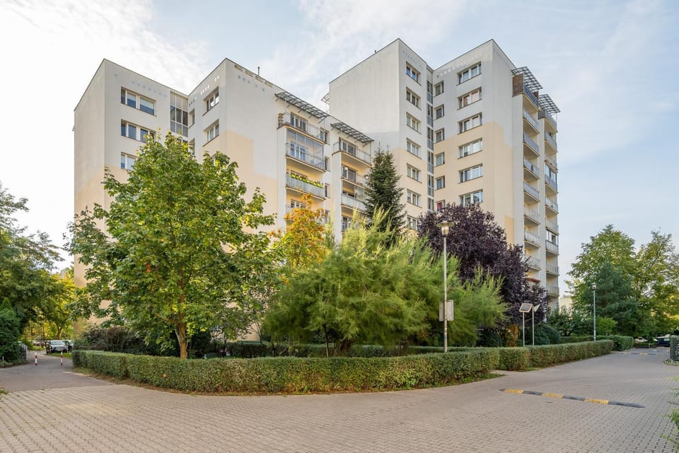 Property building, Neighbourhood, Location