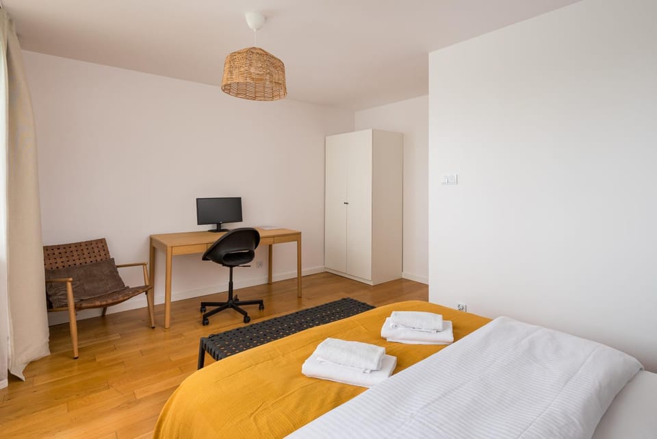 Bed, Photo of the whole room, Seating area, Bedroom, towels