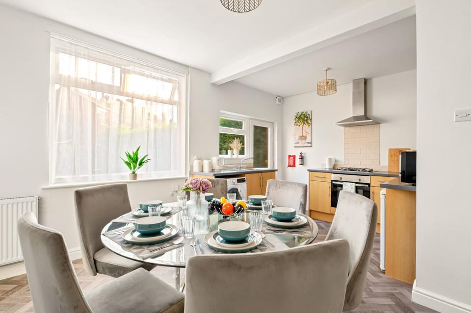Stunning Modern Home - Sleeps 6 - Minutes from Racecourse House in Doncaster