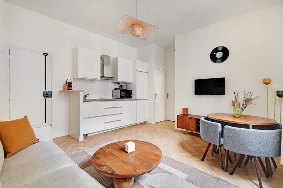 TV and multimedia, Kitchen or kitchenette, Living room, Seating area, Dining area, oven, stove