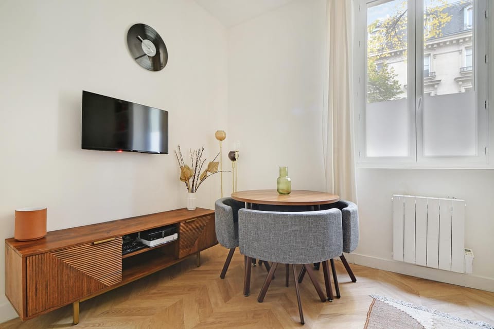 Communal lounge/ TV room, TV and multimedia, Living room, Seating area, Dining area