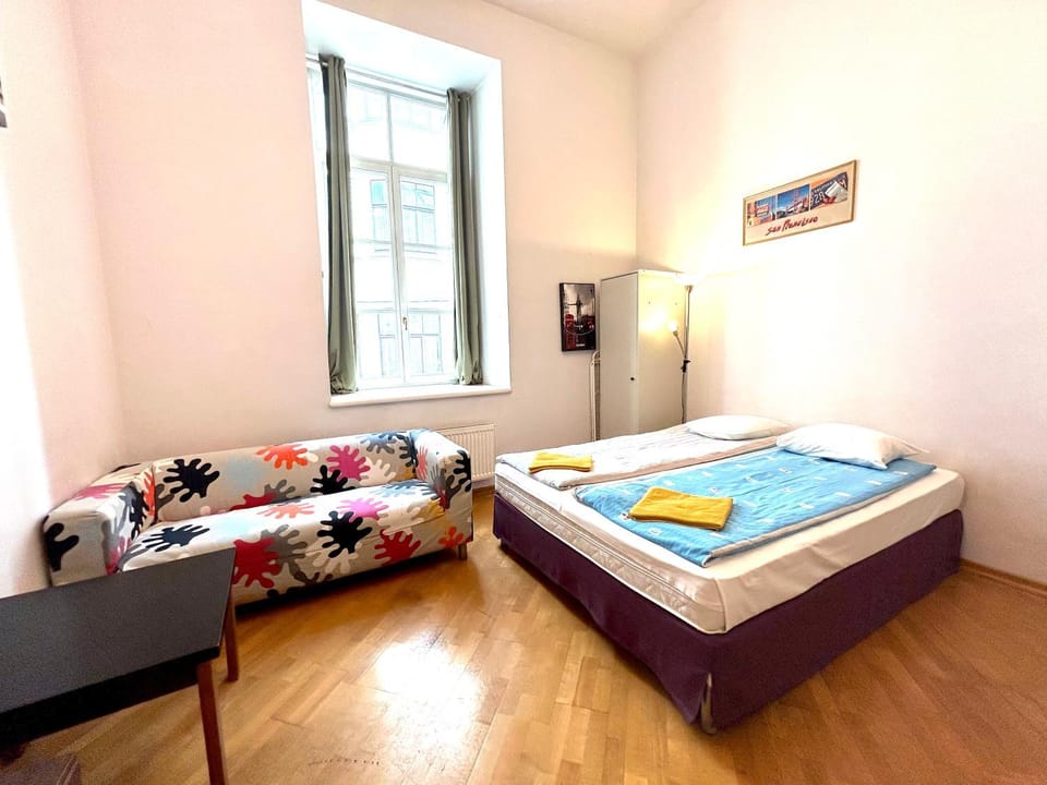 Bed, Living room, Photo of the whole room, Seating area