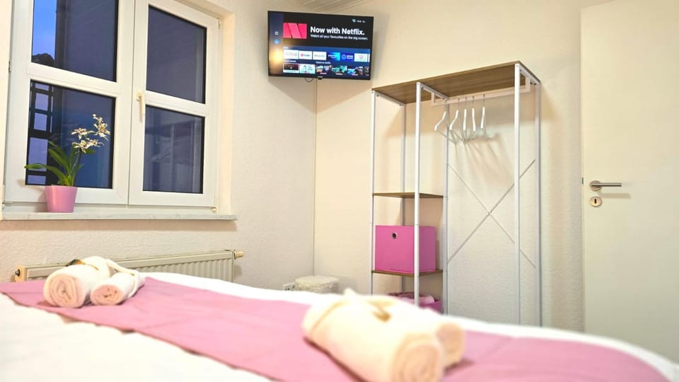 Bed, TV and multimedia, Photo of the whole room, Bedroom, towels