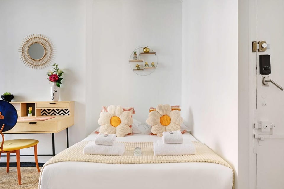 Bed, Seating area, towels