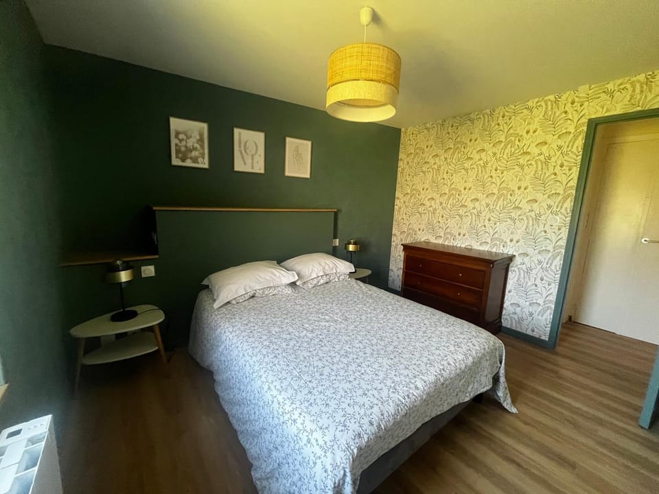 Bed, Photo of the whole room, Bedroom