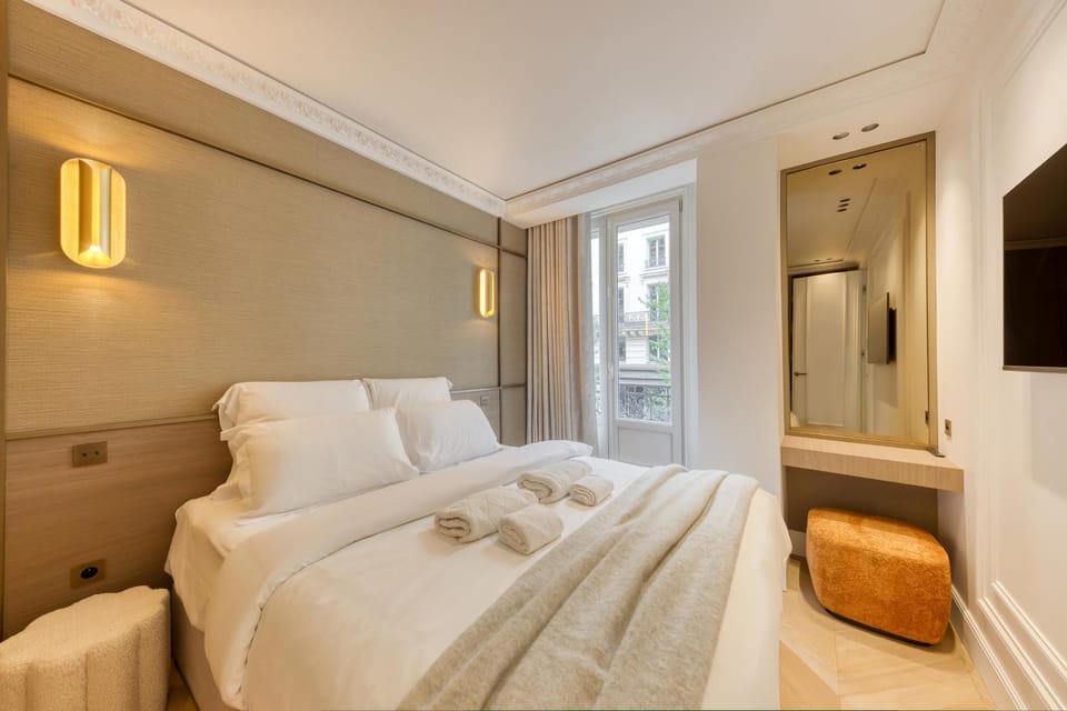 Bed, TV and multimedia, Photo of the whole room, Bedroom, towels, wardrobe