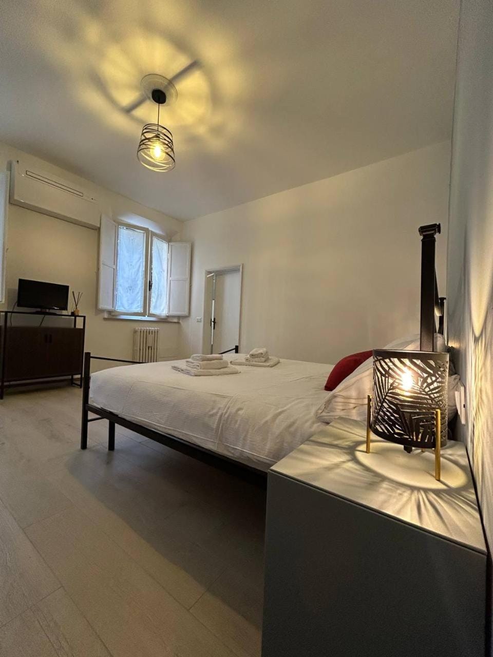 Bed, TV and multimedia, Photo of the whole room, Bedroom, air conditioner