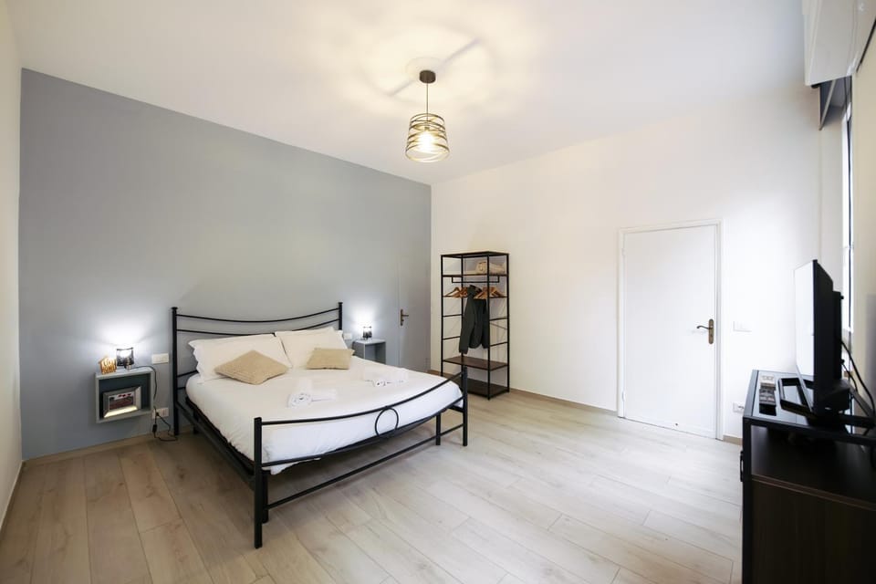 Bed, TV and multimedia, Photo of the whole room, Bedroom