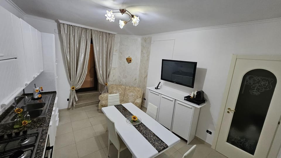 Communal lounge/ TV room, Kitchen or kitchenette, Living room