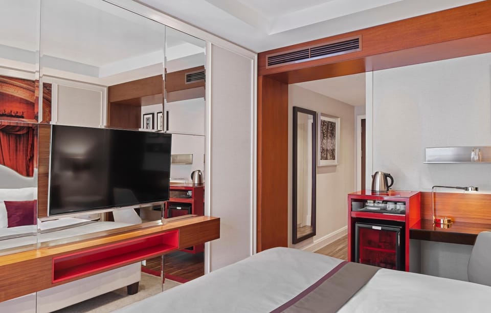 Shower, Toilet, Bed, TV and multimedia, Coffee/tea facilities, Photo of the whole room, Pets, safe, acessibility