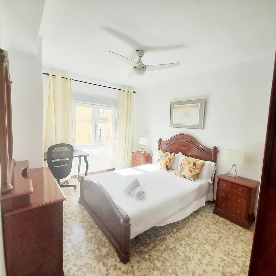 Bed, Photo of the whole room, Seating area, Bedroom