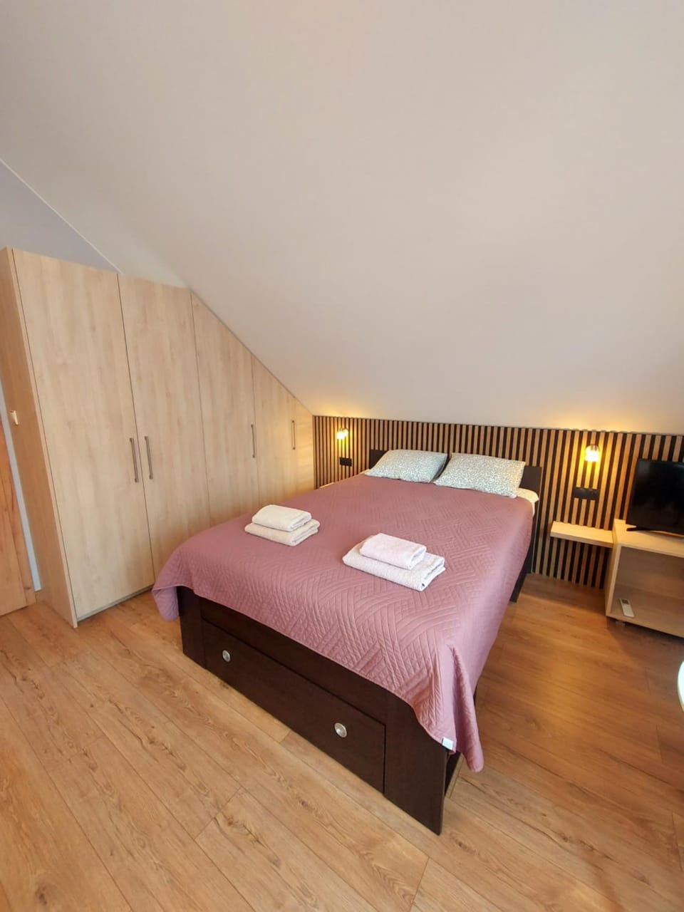 Bed, Photo of the whole room, wardrobe