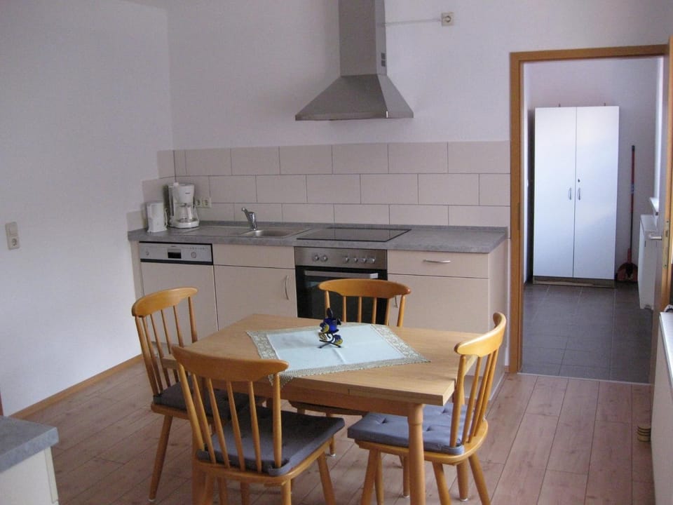 Coffee/tea facilities, Kitchen or kitchenette, Seating area, Food