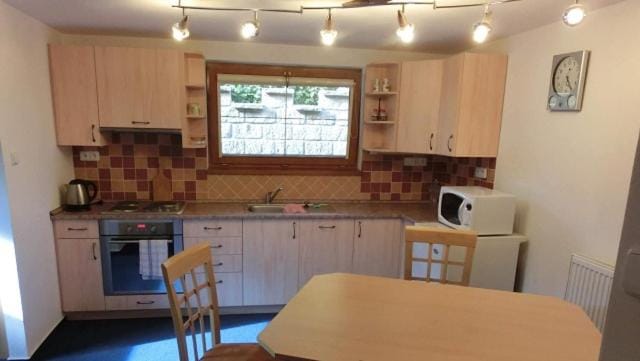 Coffee/tea facilities, Kitchen or kitchenette, Dining area, stove