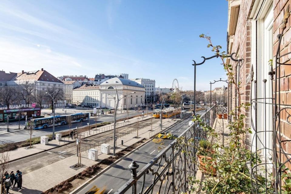 Ultra Central - Balcony - Sunny Apartment in Budapest