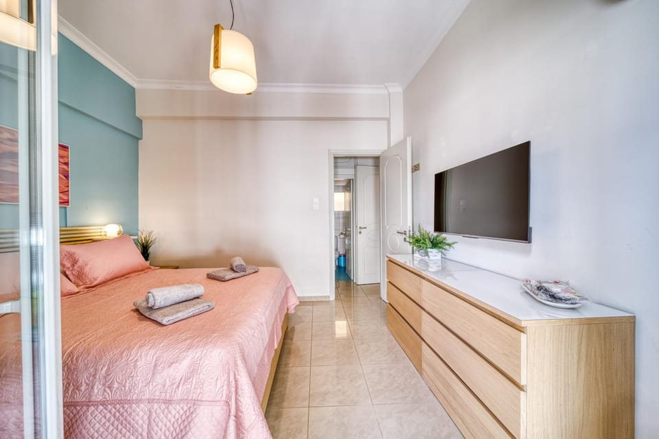 Bed, TV and multimedia, Photo of the whole room, Bedroom, towels, wardrobe