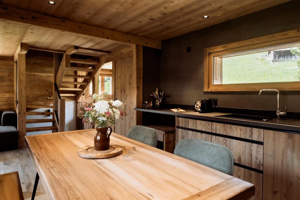 Kitchen or kitchenette, Dining area
